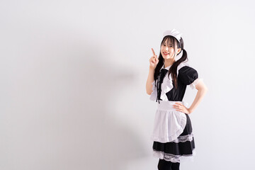 メイド服を着た女性