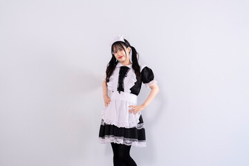 メイド服を着た女性