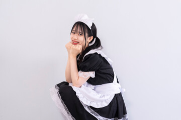 メイド服を着た女性