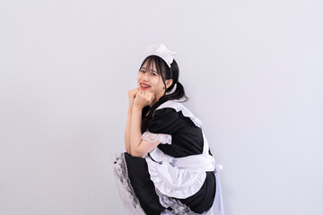 メイド服を着た女性