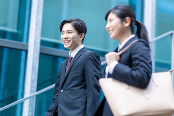 笑顔で歩く就活生