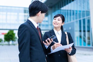 話しながら歩く男女
