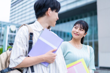 キャンパス内を歩く学生