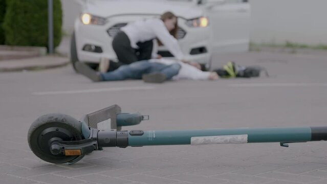 The pedestrian noticed the road accident between a car and an electric scooter and the man fell to the ground and ran to give him first aid. The driver of the car that caused the accident ran away