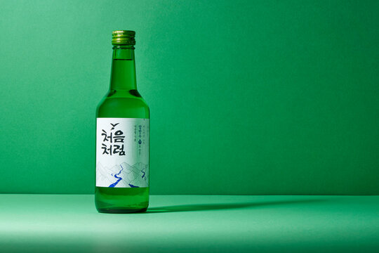 정면에서 촬영한 한국 브랜드 처음처럼 소주 한병