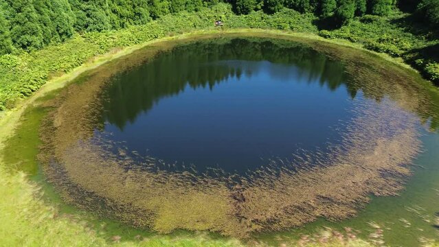 Lagoa de Pau Pique no complexo de lagoas das Sete Cidades na Ilha de S&atilde;o Miguel nos A&ccedil;ores 
