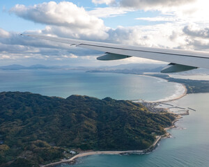 Fototapeta na wymiar 海の中道が隔てる玄界灘と博多湾　福岡空港への着陸前