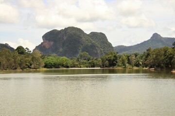 Fototapeta na wymiar lake in Thailand with mountains in the background 