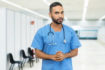 Junger Arzt mit Bart im Krankenhaus