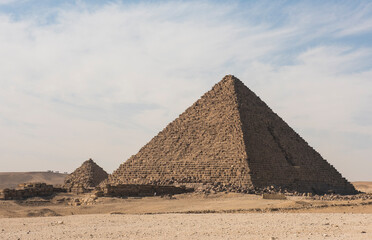 Obraz na płótnie Canvas Large egyptian pyramid tomb on the giza plateau in Cairo