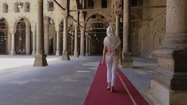 Woman is walking in the mosque of sultan Mohamed ibn Qalawun. 