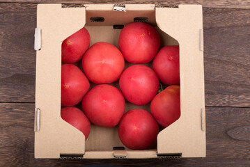 箱に詰めたトマト