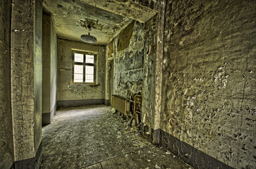 Fototapeta na wymiar verfallener Korridor eines Altbaus mit Fenster