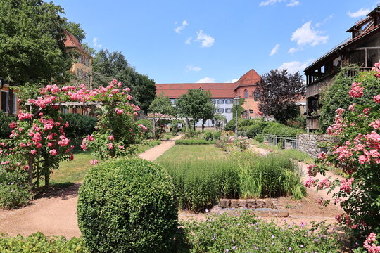 Kleiner Park in der Altstadt von Villingen, einem Stadtteil von Villingen-Schwenningen in Baden-W&uuml;rttemberg