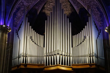 Blau angeleuchtete Orgel Orgenpfeifen 