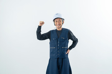 力こぶを作る職人　大工