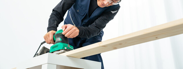 電動ヤスリで木材を研磨する男性　大工　DIY