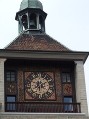 torre con reloj antiguo en suiza