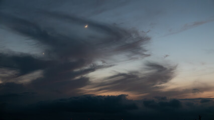 Fototapeta na wymiar 夕焼け空に三日月と惑星