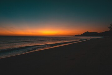 Fototapeta na wymiar Beautiful sunset view of the ocean and mountain landscape