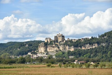 Fototapeta na wymiar Picturesque scene of a castle in Beynac-et-Cazenac, France against the cloudy blue sky