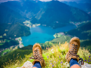 Wanderschuhe auf dem Cima d'Oro am Gardasee im Trentino - Panorama