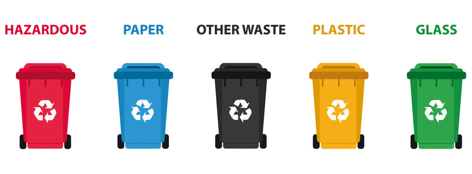 Cubos de basura reciclable sobre un fondo blanco liso y aislado. Vista de frente y de cerca. Copy space