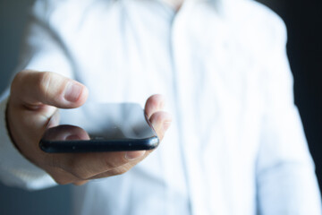 Empresario utilizándo teléfono móvil © Leonardo