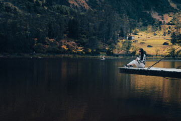 Fototapeta na wymiar woman on lake