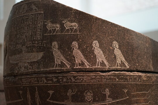 Teilaufnahme eines &auml;gyptischen Sarkophags im Neuen Museum in Berlin am 02.08.2023