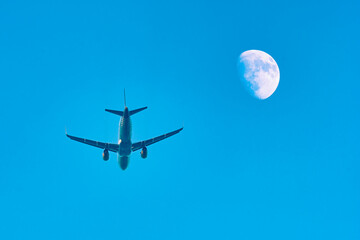 Avión y luna