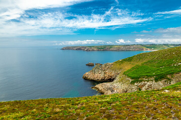 Obraz premium Kleine Entdeckungstour zur Landspitze Pointe du Raz in der wunderschönen Bretagne bei Plogoff - Frankreich