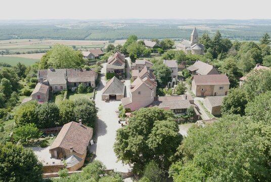 Vue a&eacute;rienne du village rural et m&eacute;di&eacute;val de Brancion vu depuis le sommet du donjon du ch&acirc;teau, Bourgogne, France