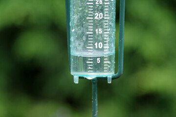 Ein Regenmesser gefüllt mit Regenwasser bis 7 mm. Mithilfe der Anzeige auf der Skala lässt sich...
