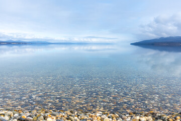 LAGO FAGNANO, USHUAIA. TIERRA DEL FUEGO, PATAGONIA ARGENTINA. LAGO DE AGUA TRANSPARENTE.