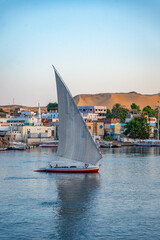 Barco del crucero en el río del Nilo en la puesta del sol, Egipto