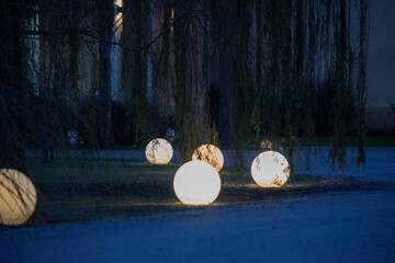 Esferas iluminadas marcando el camino de acceso