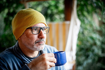 Reflexões Maduras: Senhor Tranquilo Saboreando Café e Contemplando o Futuro