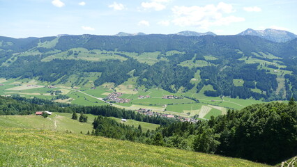 Fototapeta na wymiar Bergdorf in den Allgäuer Alpen