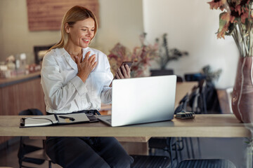 Obraz premium Business woman via videoconference discuss project with colleague use sign language sitting in cafe