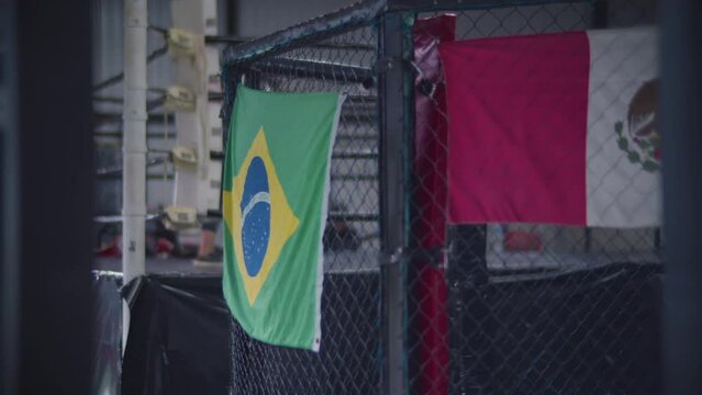 Bandera de m&eacute;xico y brasil en gimnasio