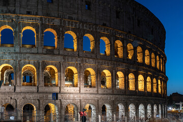 Naklejka premium colosseum at night