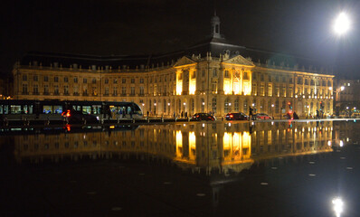 Fototapeta na wymiar Place de la bourse, miroir d'eau, tram, bordeaux
