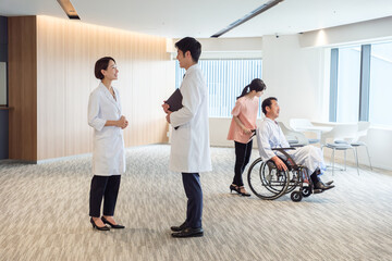 病院で働く人々の風景