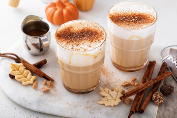 Pumpkin spice latte with milk foam topped with cinnamon - obrazy, fototapety, plakaty