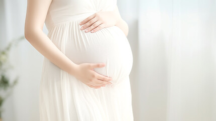 マタニティウェアを着た妊婦