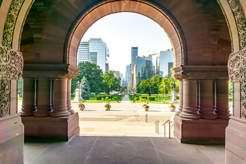 Obraz premium The Ontario Legislative Assembly Building, located in Toronto, Canada, was constructed in three phases. The east and west wings were built between 1886 and 1892, and the north wing was in 1927.