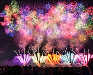 色とりどりの小さな花が夜空いっぱいに広がったようなワイドスターマイン