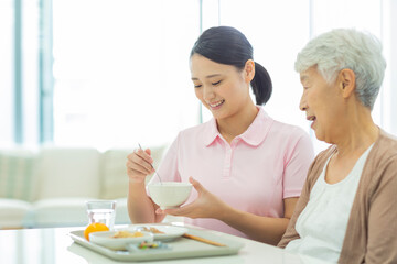 シニア女性と介護士
