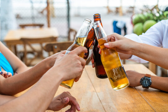 Salud con cervezas en la playa